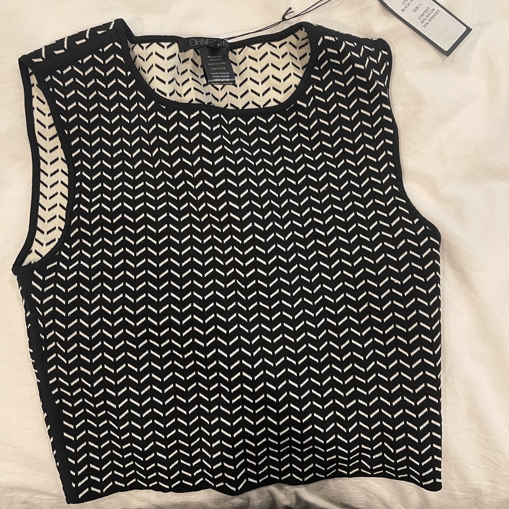 Black and white print top that's a longer crop top. Brand new with tags. Size L